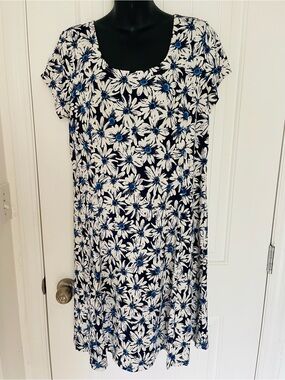 Tricotto black and White Floral Scoop Neck Midi Dress with Blue Centers